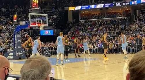 半岛体育官方-开拓者逆转战胜孟菲斯灰熊，琼斯献火箭首胜