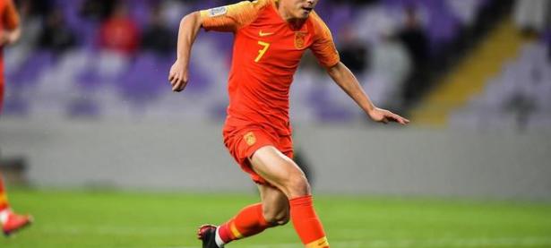 半岛体育教练-国内足球明星球员在赛场上的亮眼表现