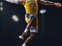 半岛体育直播-湖人大胜勇士，詹姆斯状态火热