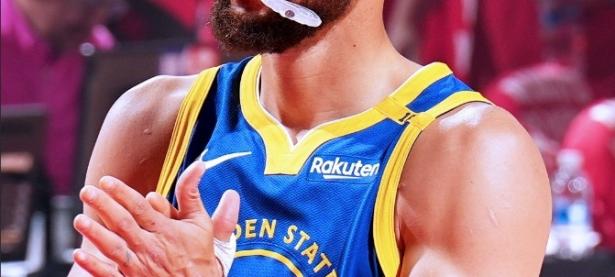 半岛体育直播-勇士落败，库里气场全无迷失竞技场