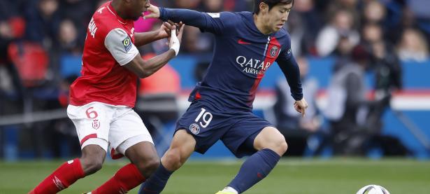 半岛体育地址-巴黎圣日耳曼足球俱乐部球员合力攻防，展现团队实力的简单介绍