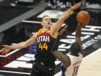 半岛体育网页版入口-爵士大胜魔术，康利得到30分