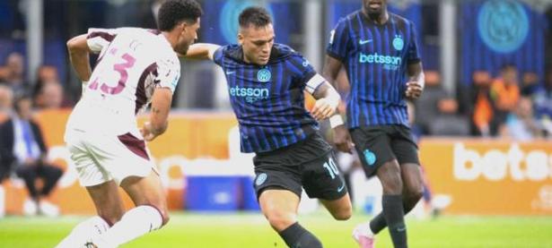 半岛体育网页版登录入口-双方实力均衡，激烈争夺足球赛事冠军