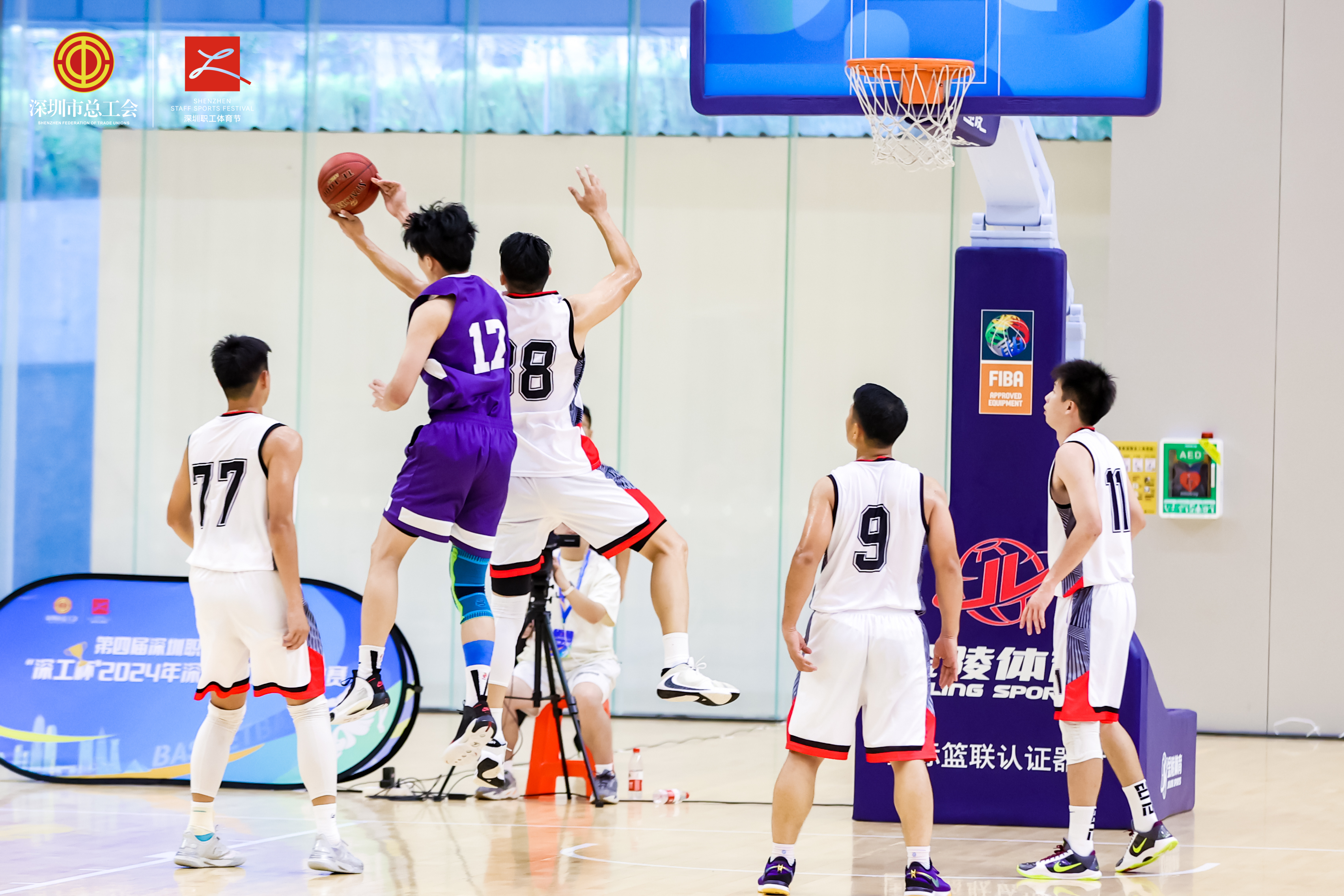 国内篮球赛总决赛赛场精彩绝伦，球员战力强劲