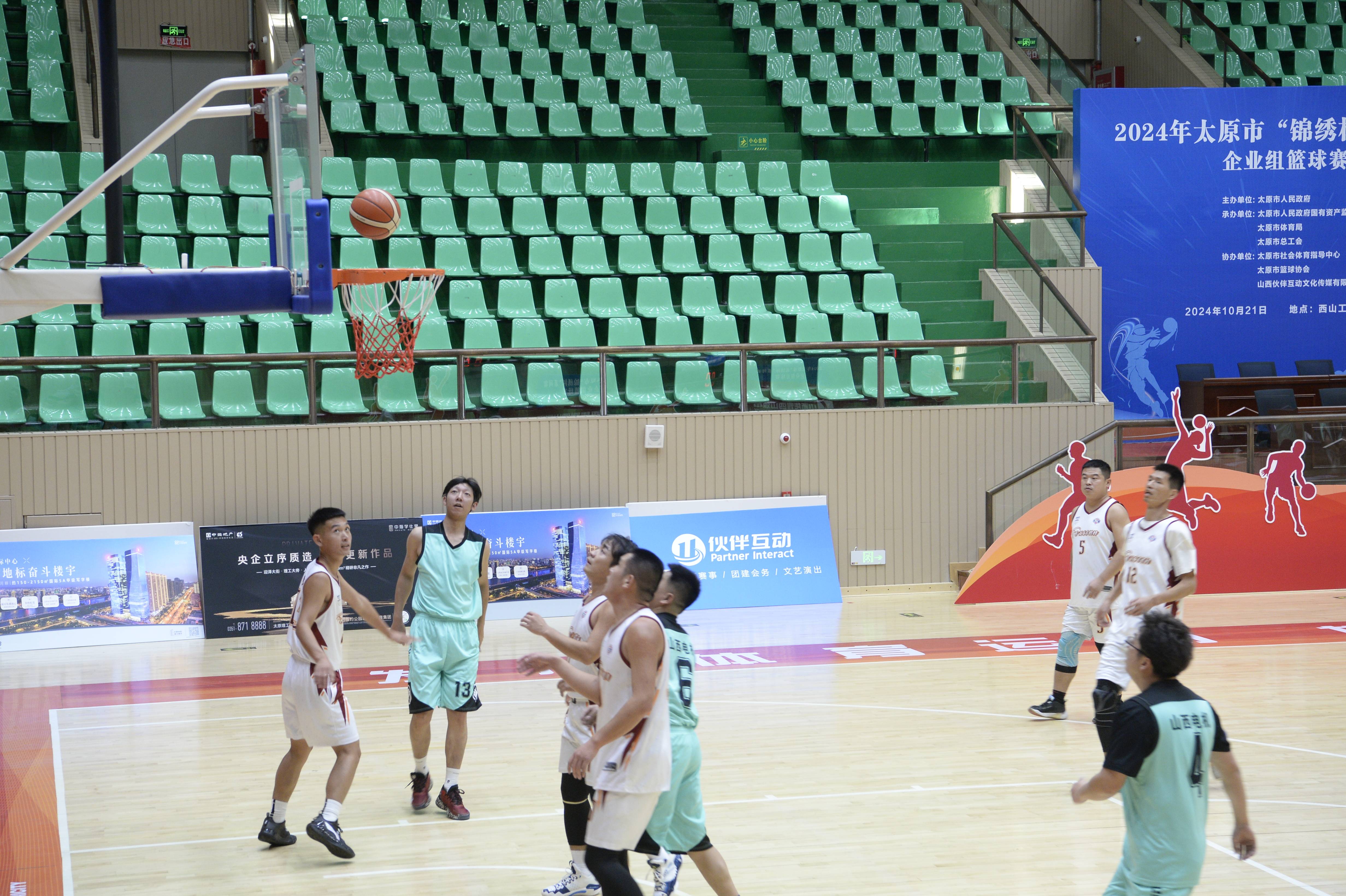 国内篮球赛总决赛赛场精彩绝伦，球员战力强劲