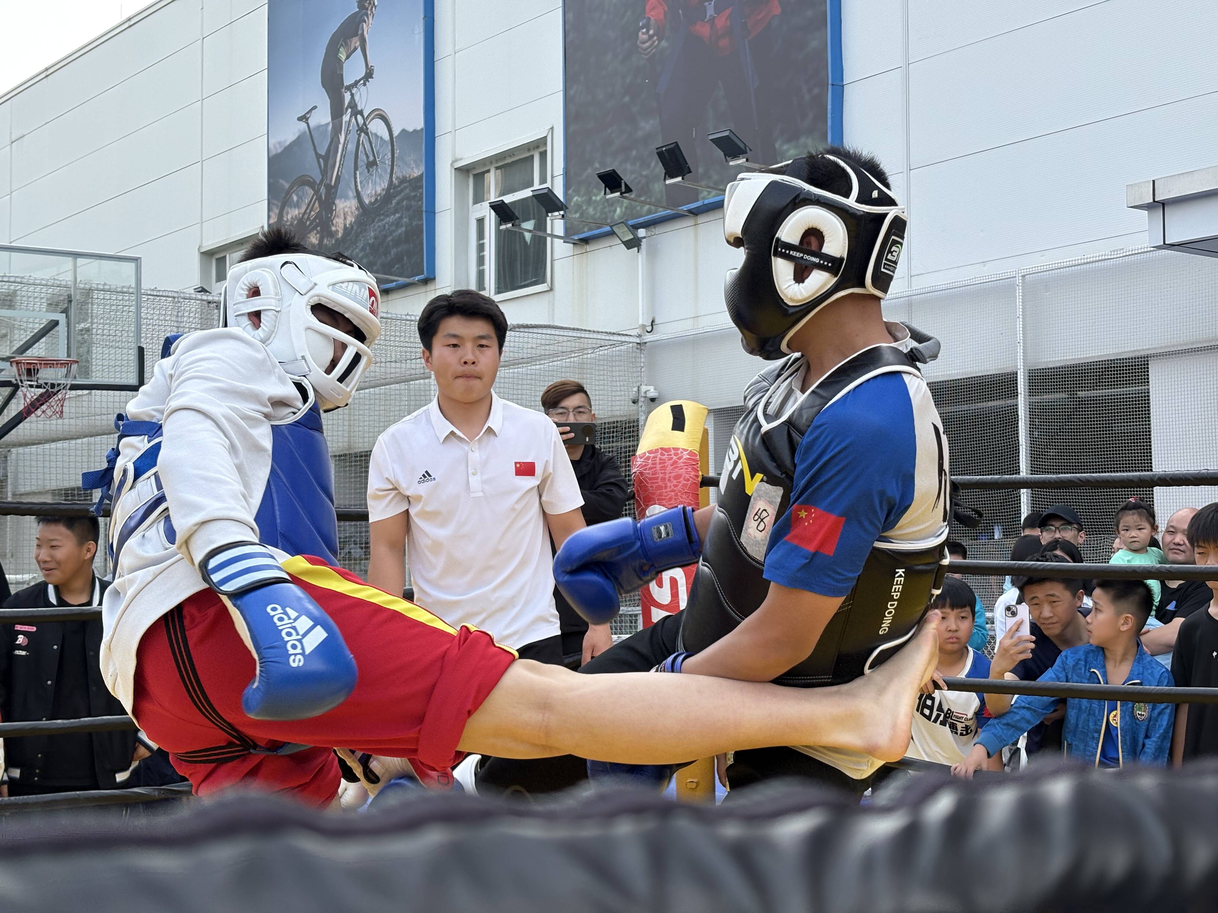 火热擂台!运动员拼搏涌现胜利 火热擂台!运动员拼搏涌现胜利