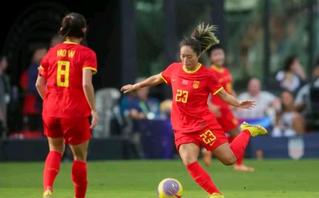 加拿大女足迎战泰国队，争夺小组第一名