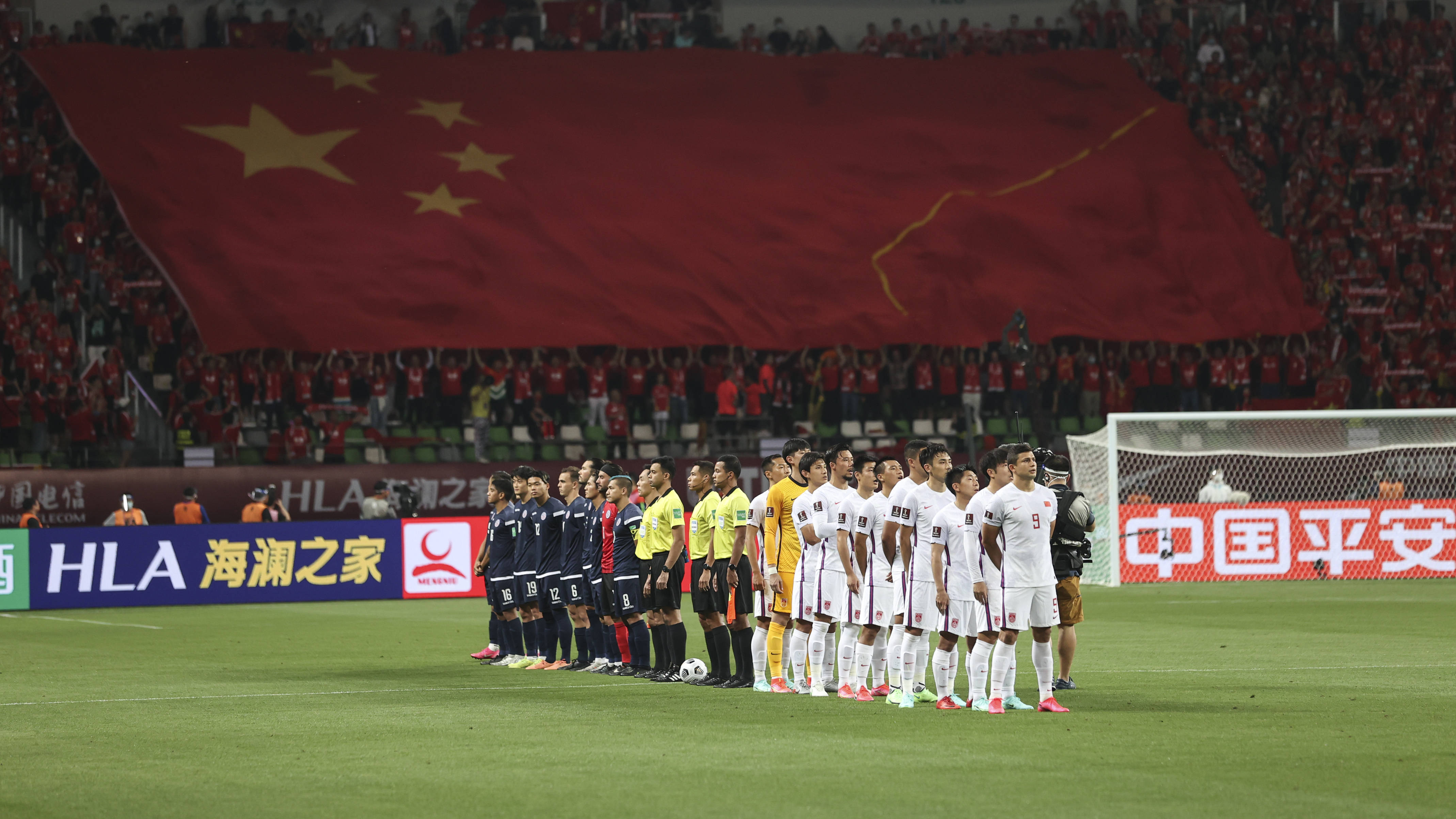 足球比赛围绕几经波折，争夺前四仍未定的简单介绍