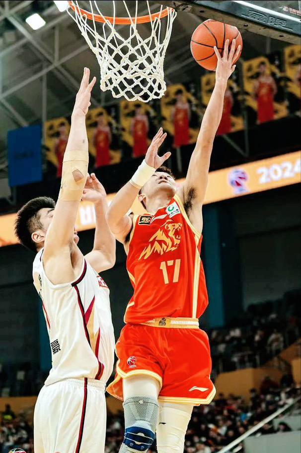 球队在比赛中展现出顽强拼搏的精神