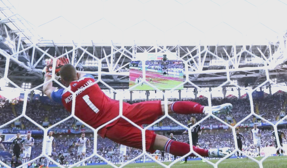 球队在比赛中展现出顽强拼搏的精神