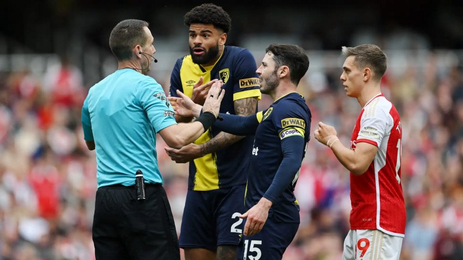 包含伯恩茅斯客场取得胜利，实现新赛季首胜的词条