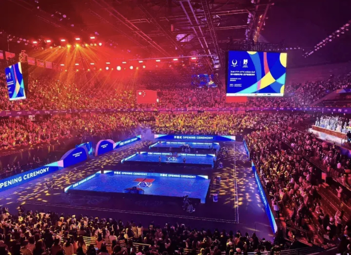 队员们在球场上尽展技能,给观众带来视觉盛宴 队员们在球场上尽展技能,给观众带来视觉盛宴