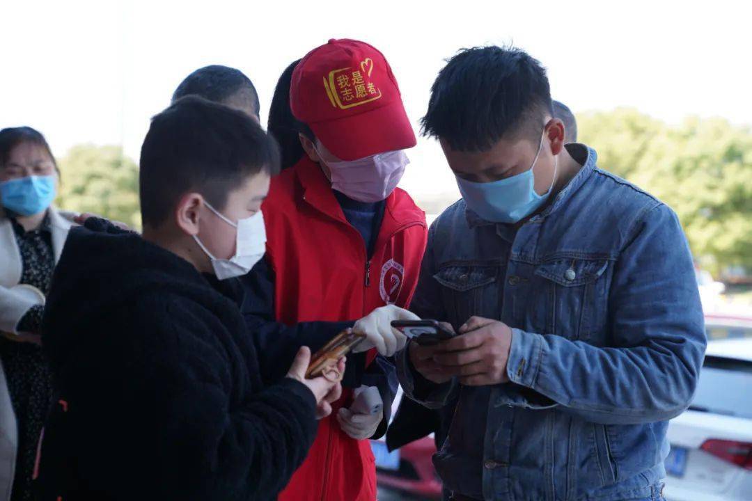 队员们在球场上尽展技能,给观众带来视觉盛宴 队员们在球场上尽展技能,给观众带来视觉盛宴