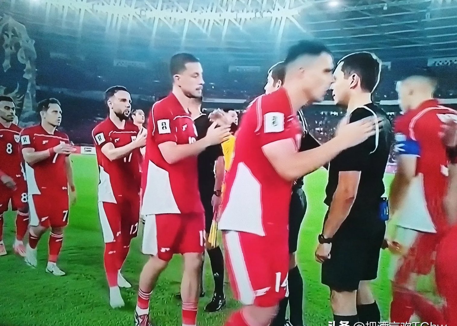 包含世界足球杯赛事焦点对决，势均力敌角逐激烈的词条