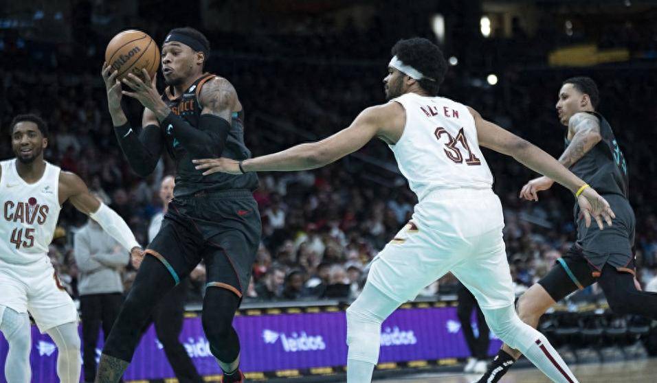 爵士不敌奇才，米切尔在场上展现个人突破