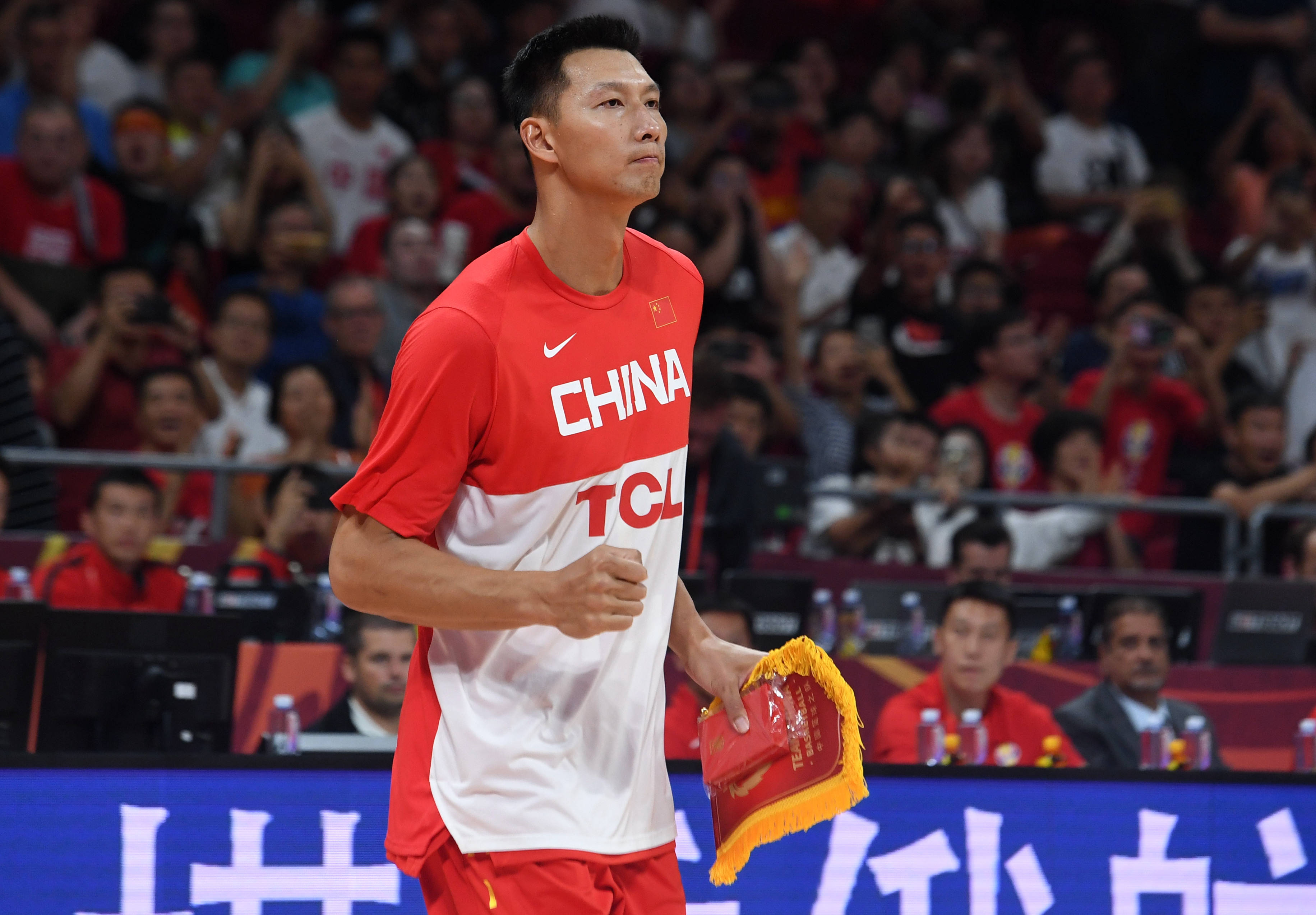 易建联成为中国男篮史上第一位离开NBA的巨星