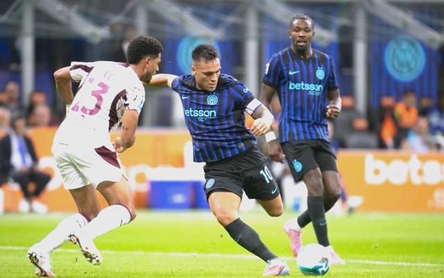 双方实力均衡，激烈争夺足球赛事冠军