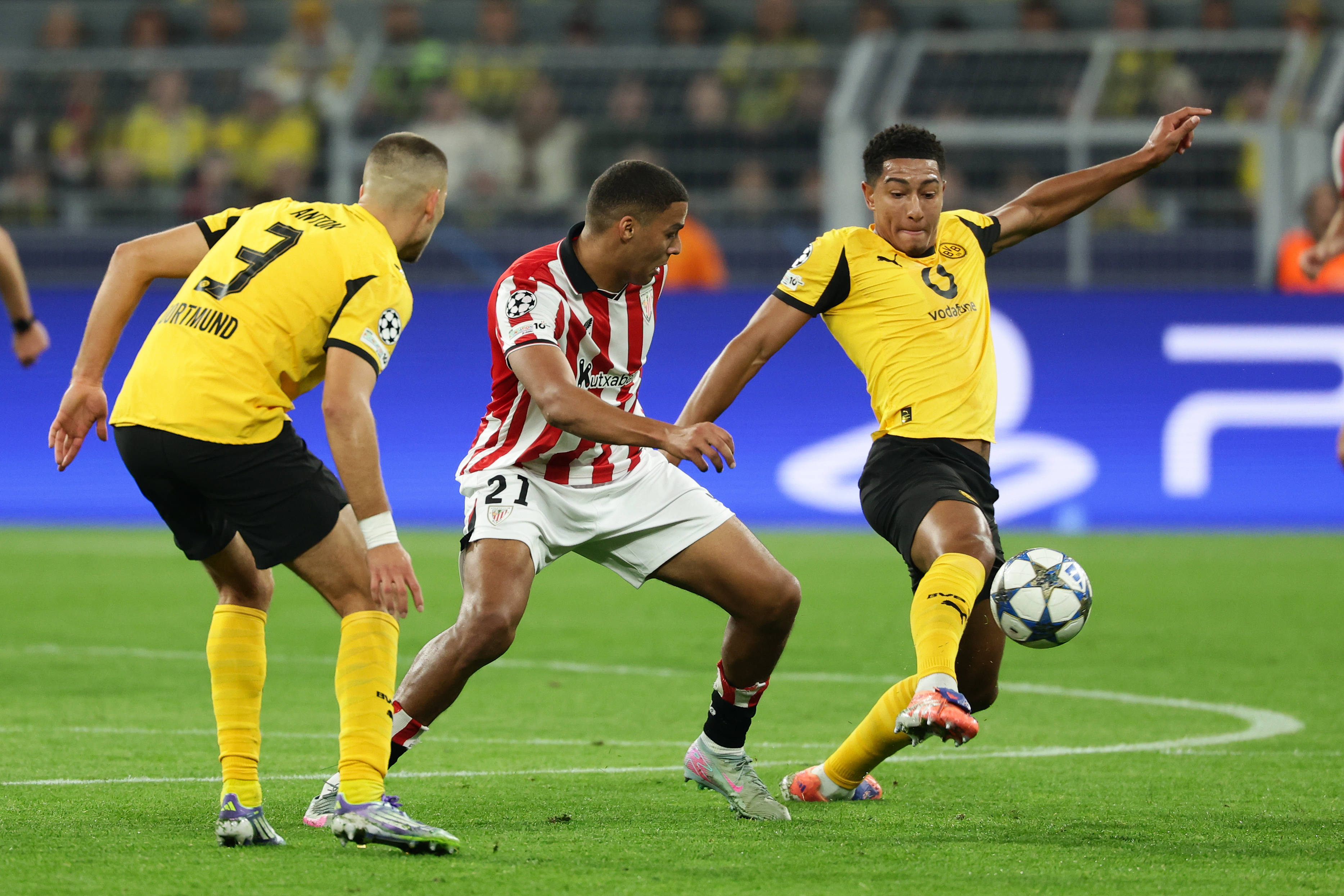 热门球队在国际锦标赛上获胜