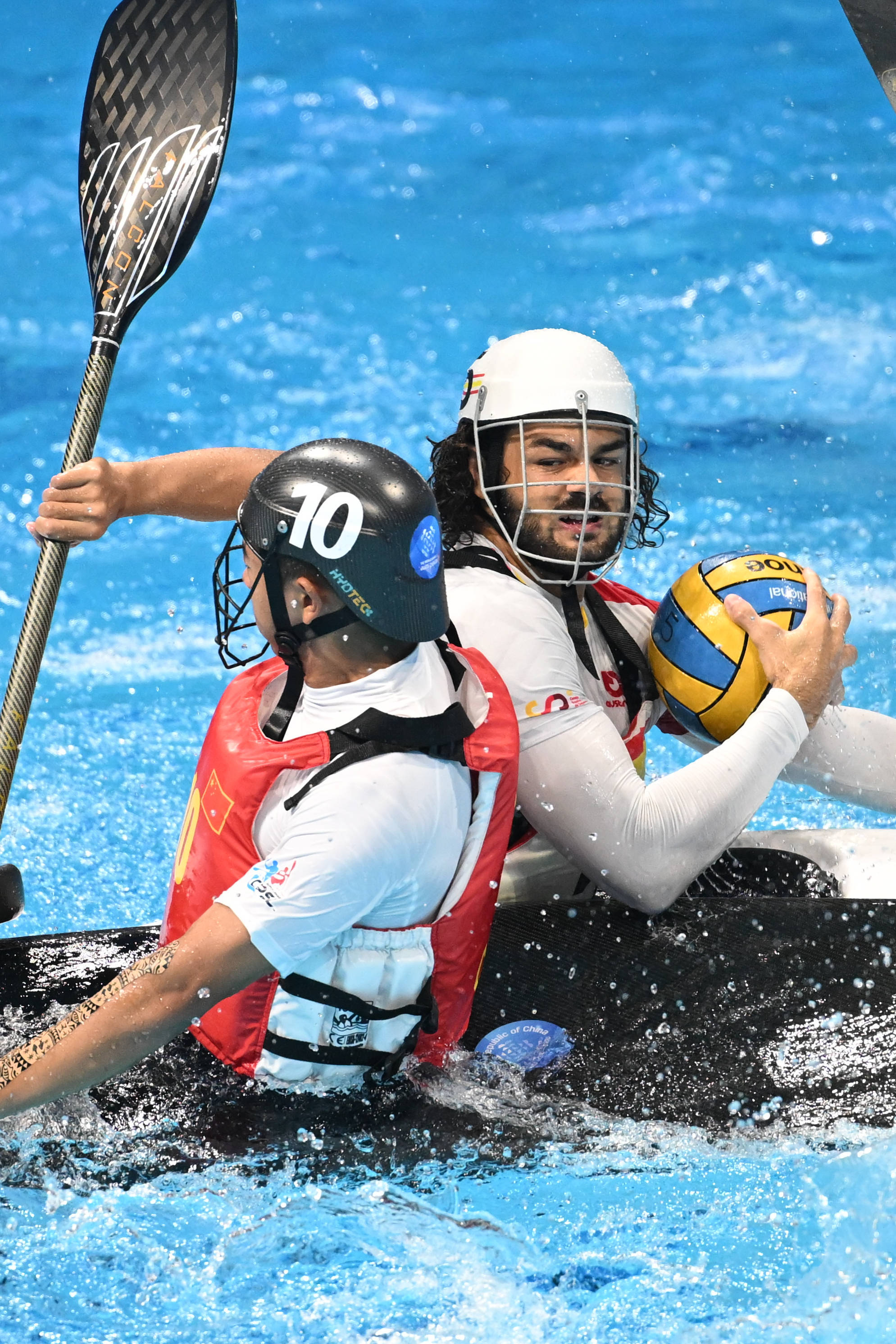 包含男子赛艇比赛：德国选手力压对手的词条