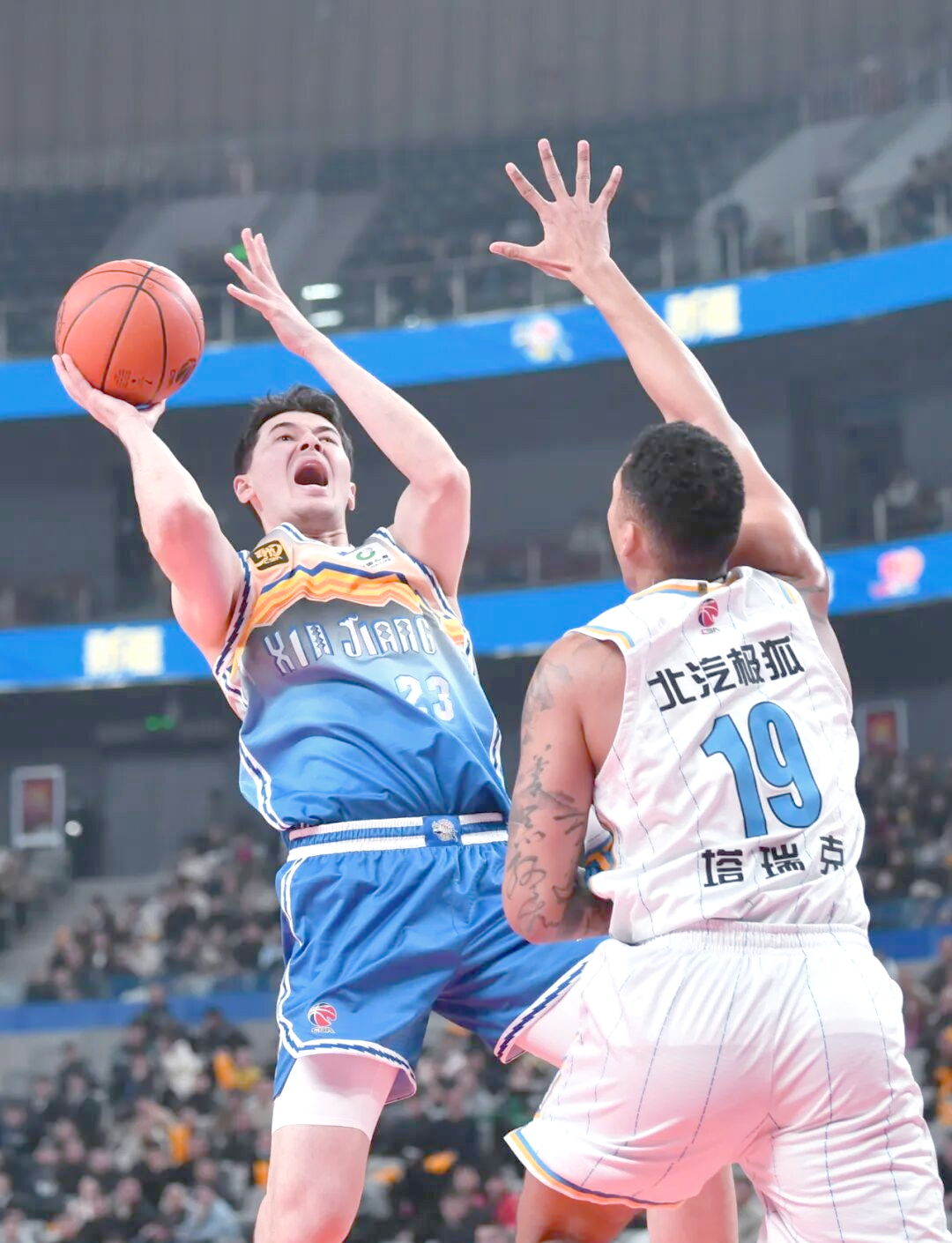 包含CBA职业赛：新疆队力克辽宁队的词条